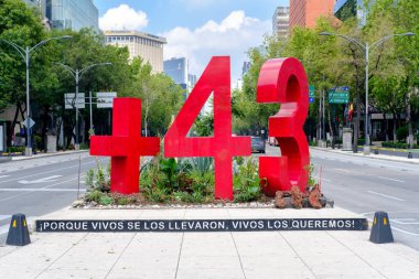 Paseo de la Reforma Mexico City'de yer alan kasaba Ayotzinapa - dan eksik 43 Meksika öğrencilere anıt