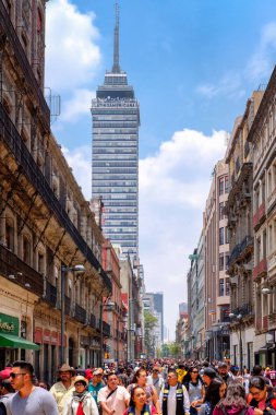 Mexico City, Meksika - Temmuz 15,2018: Mexico City tarihi merkezi arka planda Latin Amerika Kulesi ile