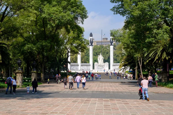 Mexiko Stadt Mexiko Juli 2018 Mexikanische Familien Besuchen Das Denkmal — Stockfoto