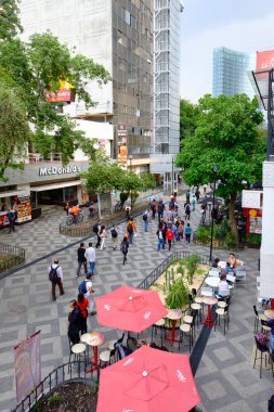Zona Rosa, Mexico City, restoranlar, barlar ve canlı yaşam tarzı bilinen kozmopolit bir mahallede