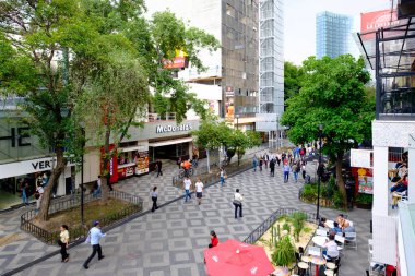 Zona Rosa, Mexico City, restoranlar, barlar ve canlı yaşam tarzı bilinen kozmopolit bir mahallede