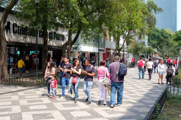 Zona Rosa, Mexico City, restoranlar, barlar ve canlı yaşam tarzı bilinen kozmopolit bir mahallede