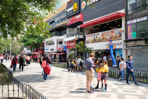 Zona Rosa, Mexico City, restoranlar, barlar ve canlı yaşam tarzı bilinen kozmopolit bir mahallede
