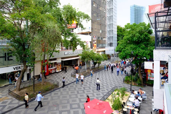 Zona Rosa, Mexico City, restoranlar, barlar ve canlı yaşam tarzı bilinen kozmopolit bir mahallede