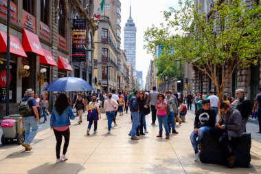 Mexico City, Meksika - Temmuz 12,2018: insanlar, mağazalar ve restoranlar her zaman meşgul Madero Boulevard şehir Meksika City