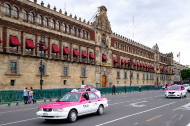 İçinde tarihi merkezi Mexico City National Palace yanında tipik pembe taksi