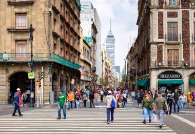 Mexico City, Meksika - Temmuz 12,2018: insanlar, mağazalar ve restoranlar her zaman meşgul Madero Boulevard şehir Meksika City