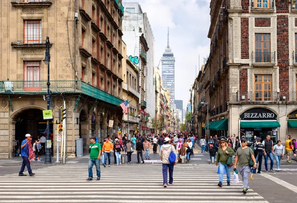 墨西哥城 墨西哥 122018 商店和餐馆在经常繁忙的马德罗大道在墨西哥城市中心 — 图库照片
