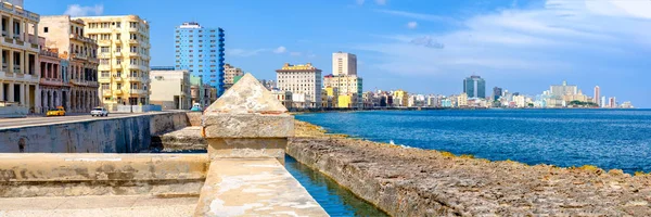 Φημισμένο Παραθαλάσσιο Τείχος Malecon Και Στον Ορίζοντα Της Αβάνας Μια — Φωτογραφία Αρχείου