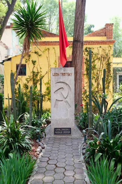 流亡的苏维埃领袖莱昂 托洛茨基在他住在墨西哥城科约阿坎的房子里的坟墓 — 图库照片
