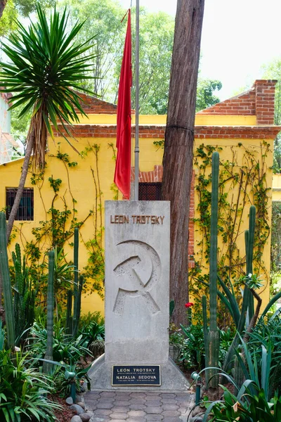 流亡的苏维埃领袖莱昂 托洛茨基在他住在墨西哥城科约阿坎的房子里的坟墓 — 图库照片