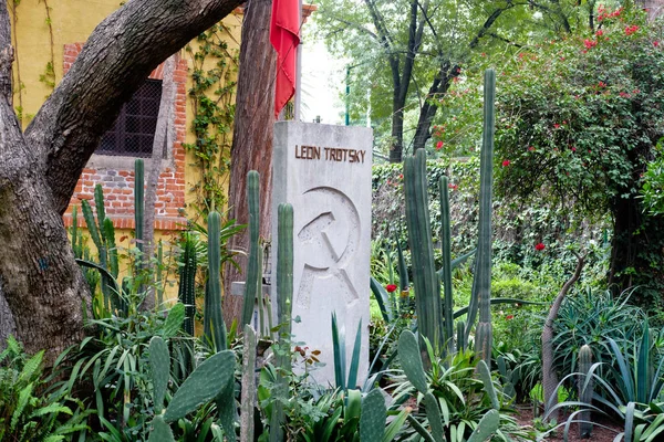 Τάφος Του Λέων Τρότσκι Στο Σπίτι Όπου Έζησε Στο Coyoacan — Φωτογραφία Αρχείου