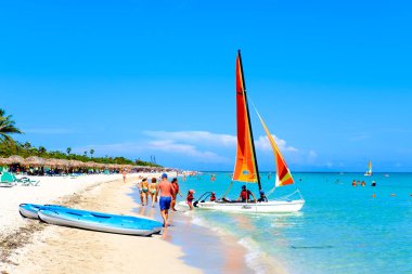 Ünlü Varadero Beach'te Küba'da bir güzel yaz günü insanlar ve renkli yelkenliler