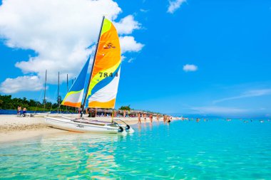 Ünlü Varadero Beach'te Küba'da bir güzel yaz günü insanlar ve renkli yelkenliler
