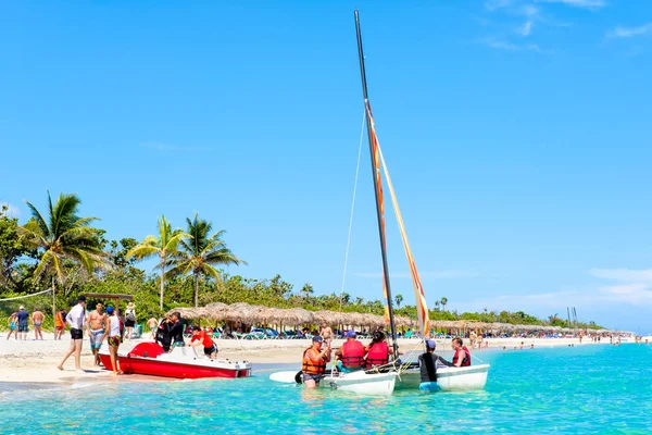Знаменитый Пляж Варадеро Кубе Прекрасный Летний День Людьми Красочными Парусниками — стоковое фото