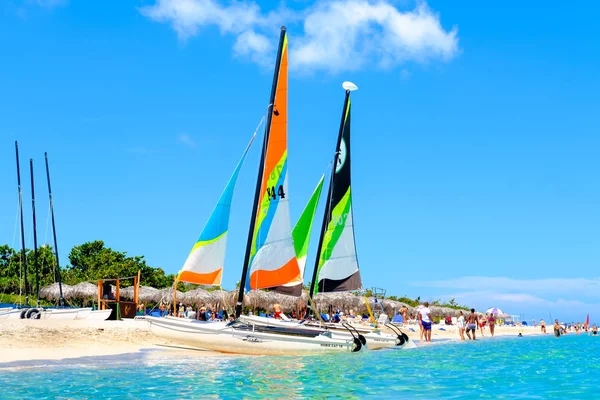 著名的巴拉德罗海滩在古巴在一个美丽的夏天天与人和五颜六色的帆船 — 图库照片