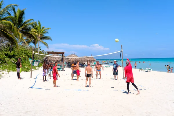 Туристы Играют Волейбол Прекрасном Пляже Варадеро Кубе — стоковое фото