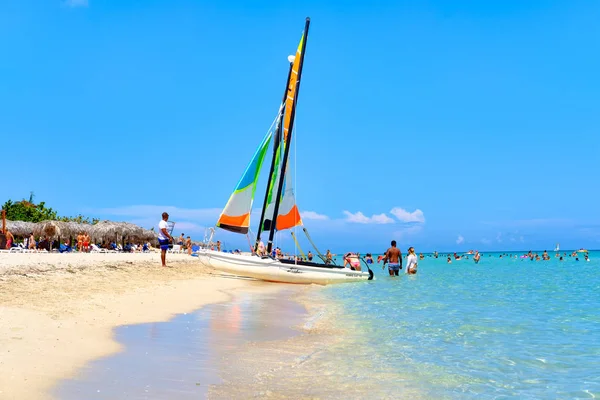 Łodzie Żaglowe Pięknej Plaży Varadero Kubie Słoneczny Letni Dzień — Zdjęcie stockowe