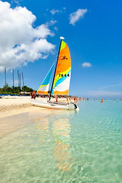 Güzel Plaj Varadero Küba Bir Güneşli Yaz Gününde Yelkenli — Stok fotoğraf