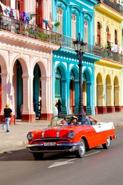 Klasik otomobil ve Eski Havana'da renkli binalar ile sokak sahne