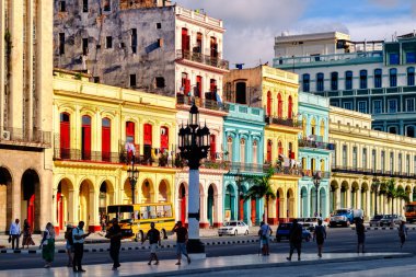 Eski Havana'da gün batımında renkli binalar ile sokak sahne