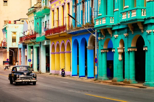 Escena Callejera Con Coche Clásico Antiguo Coloridos Edificios Habana —  Fotos de Stock
