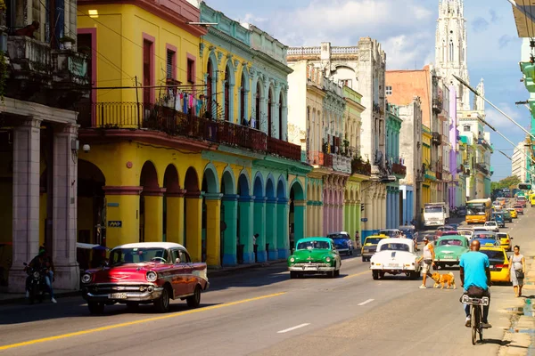 Gatuscen Med Gamla Klassiska Bilar Och Färgglada Byggnader Havanna — Stockfoto