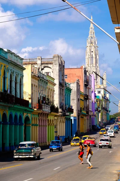 哈瓦那古老的古典汽车和五颜六色的建筑物的街道场景 — 图库照片