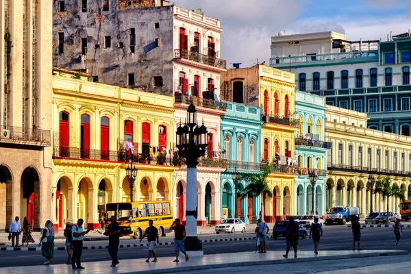 Ulicy Sceny Kolorowych Budynków Zachodzie Słońca Starej Hawanie — Zdjęcie stockowe