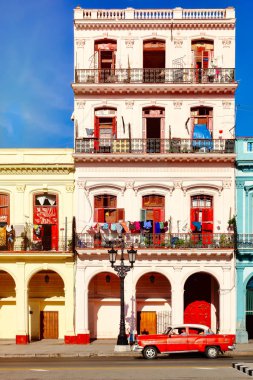 Klasik otomobil ve Eski Havana'da renkli binalar ile sokak sahne