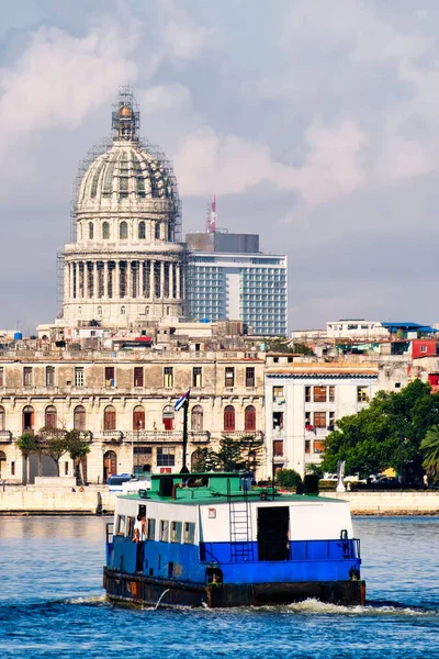 Binalar, Capitol ve Havana Körfezi kapısı eski bir yolcu Motorbot bozulması