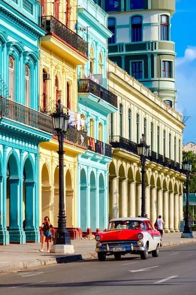 Pouliční Scéna Classic Car Barevné Budovy Old Havana — Stock fotografie