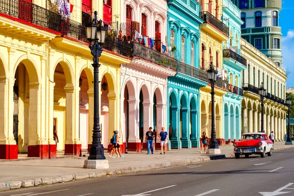 Cena Rua Com Carro Clássico Edifícios Coloridos Havana Velha — Fotografia de Stock