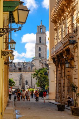 Eski sömürge Havana'da Assisi Saint Francis Kilisesi ile sokak sahne