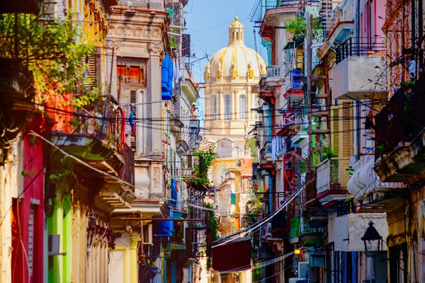 五颜六色的街道在老哈瓦那与总统宫殿在背景上 — 图库照片