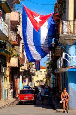 Küba bayrakları, insanlar ve Eski Havana'da yaşlı binalar ile kentsel manzara