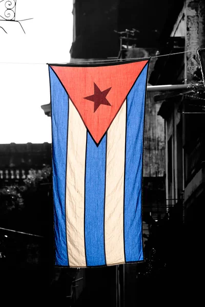 Bandeira Cubana Colorida Com Edifício Velho Havana Preto Branco Fundo — Fotografia de Stock