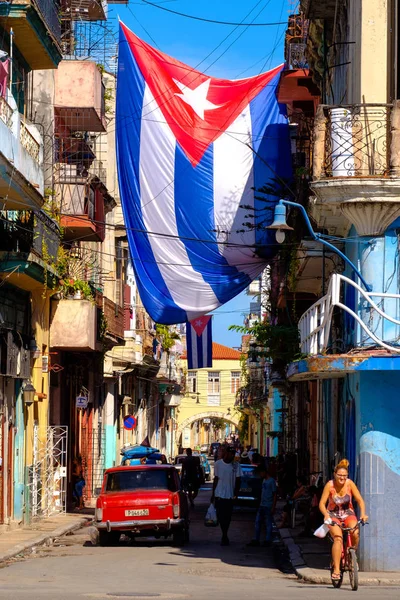 Αστική Σκηνή Κουβανούς Σημαίες Άνθρωποι Και Παλαιωμένα Κτίρια Παλιά Αβάνα — Φωτογραφία Αρχείου