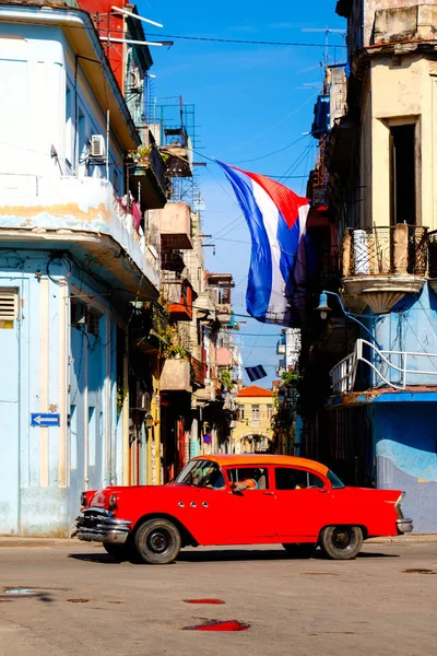 城市场景与古巴国旗 古董车 人和老哈瓦那旧建筑 — 图库照片
