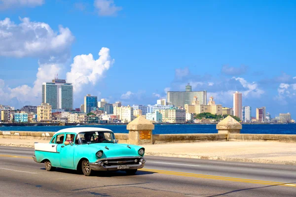 在哈瓦那著名的海滨马雷贡大道的经典车 — 图库照片