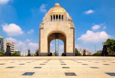 Mexico City'de bir güneşli yaz gününde Devrim Anıtı