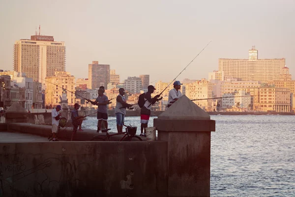 Rybacy Świcie Słynnej Seawall Malecon Hawanie — Zdjęcie stockowe