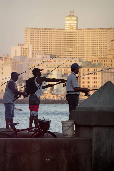Halász Hajnalban Híres Malecon Seawall Havannában — Stock Fotó