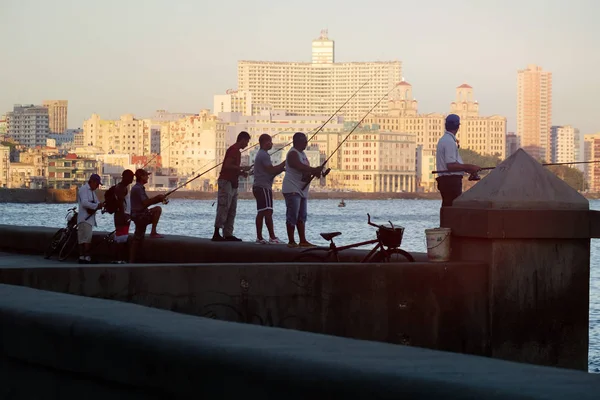 Rybacy Świcie Słynnej Seawall Malecon Hawanie — Zdjęcie stockowe