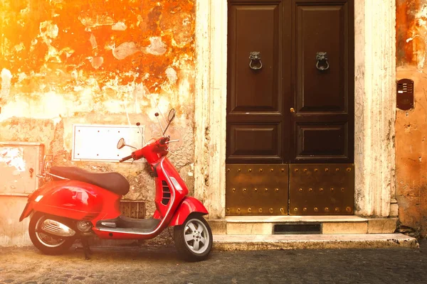 Roma Eski Bir Dar Sokakta Kırmızı Bir Scooter Ile Sokak — Stok fotoğraf