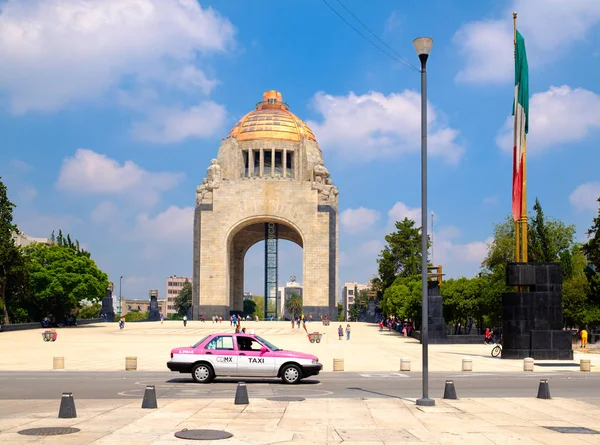 Táxi Branco Rosa Frente Monumento Revolução Cidade México — Fotografia de Stock