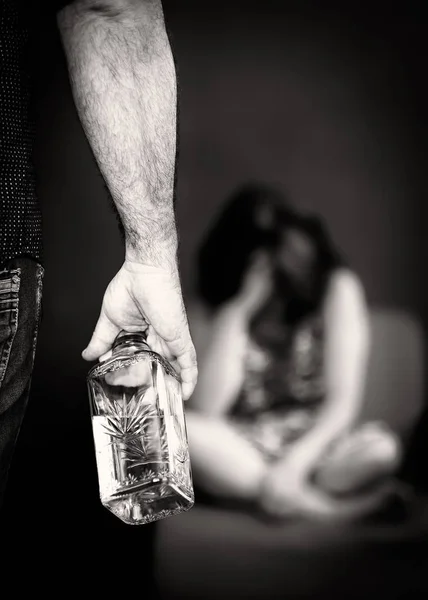 Alkoholizmu Przemocy Pijany Mężczyzna Trzyma Butelkę Podczas Jego Przerażona Żona — Zdjęcie stockowe