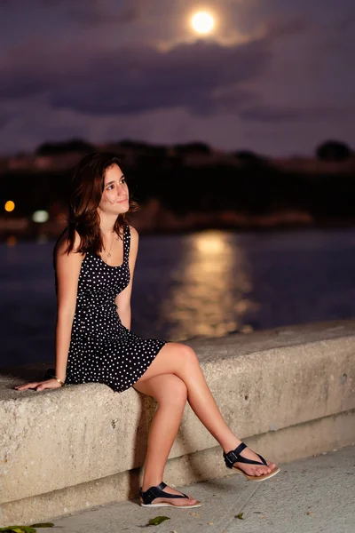 Bella Adolescente Ispanica Con Luna Splendente Sull Oceano Nella Baia — Foto Stock