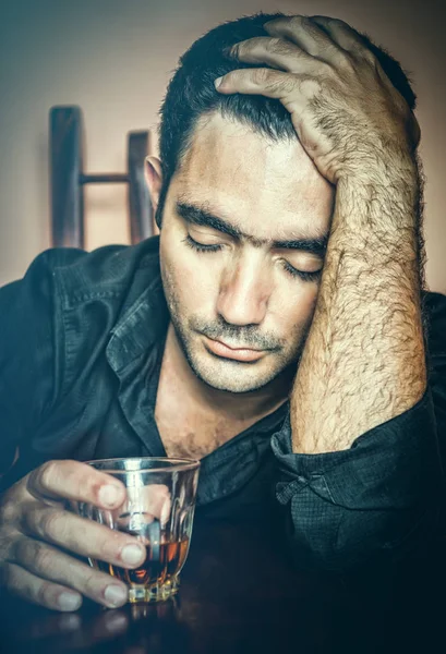 Alcoholisme Portret Van Een Eenzame Dronken Spaanse Man — Stockfoto