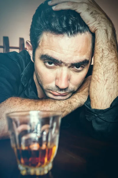 Alkoholismus Porträt Eines Einsamen Betrunkenen Hispanischen Mannes — Stockfoto